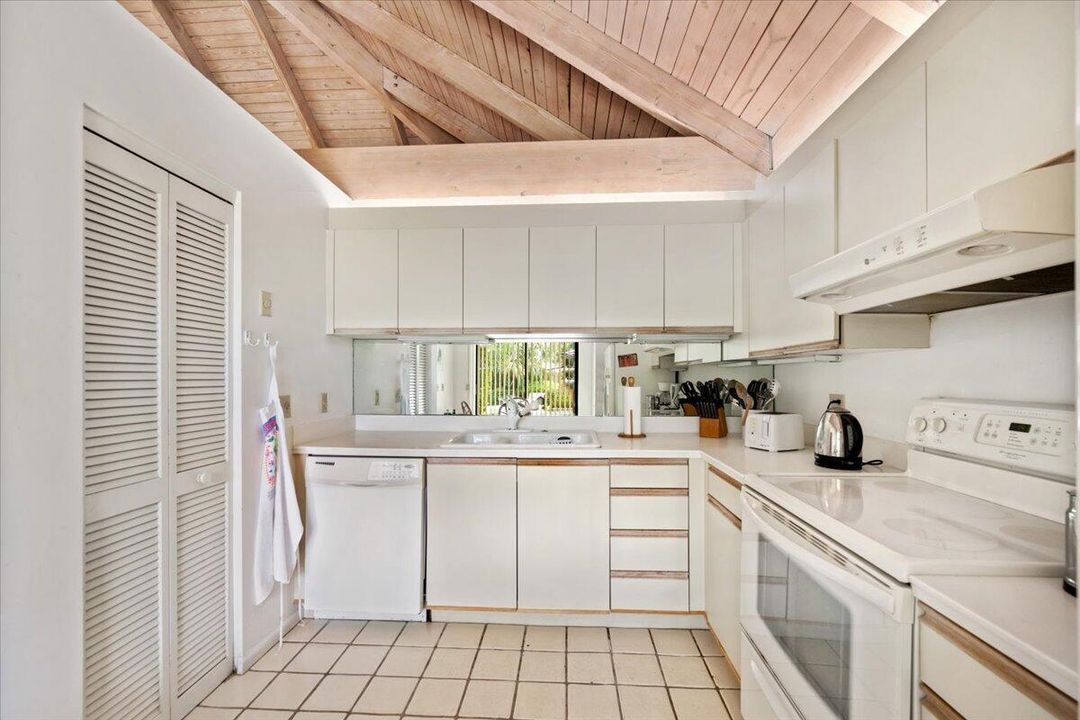 Active With Contract: $1,100,000 (3 beds, 3 baths, 2183 Square Feet)