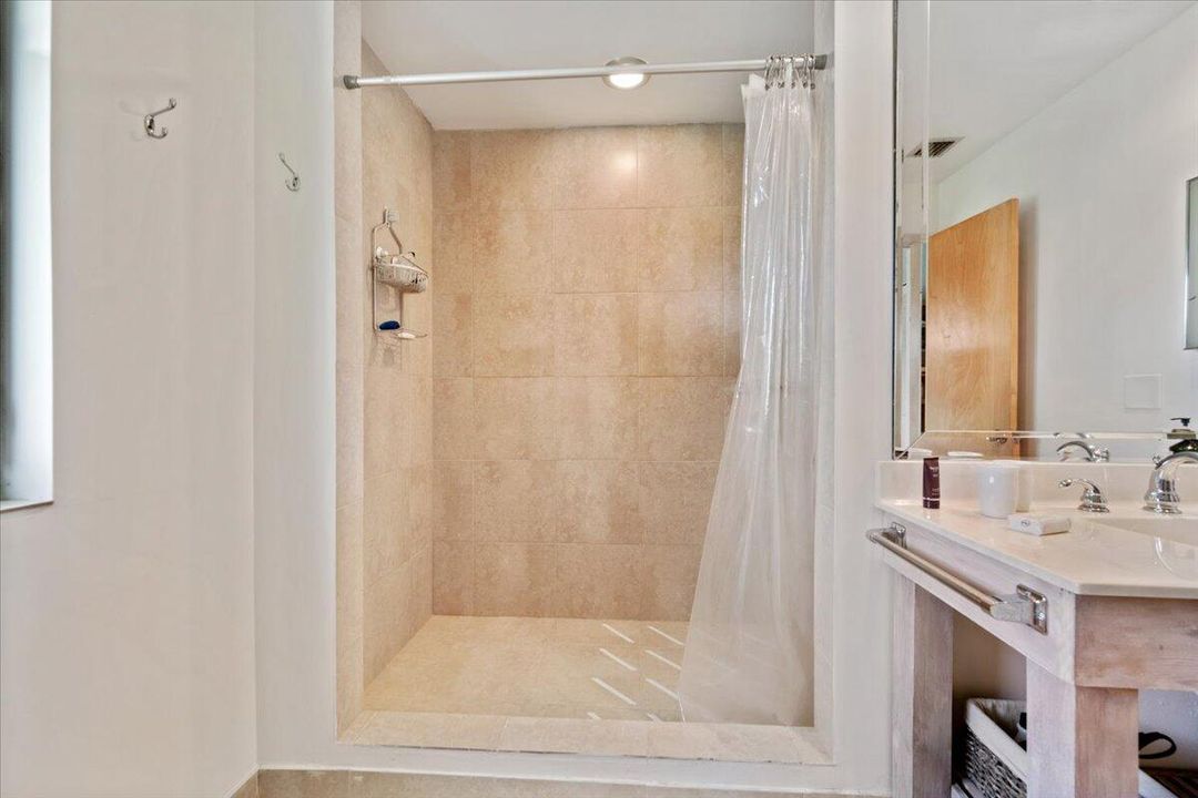 Active With Contract: $1,100,000 (3 beds, 3 baths, 2183 Square Feet)