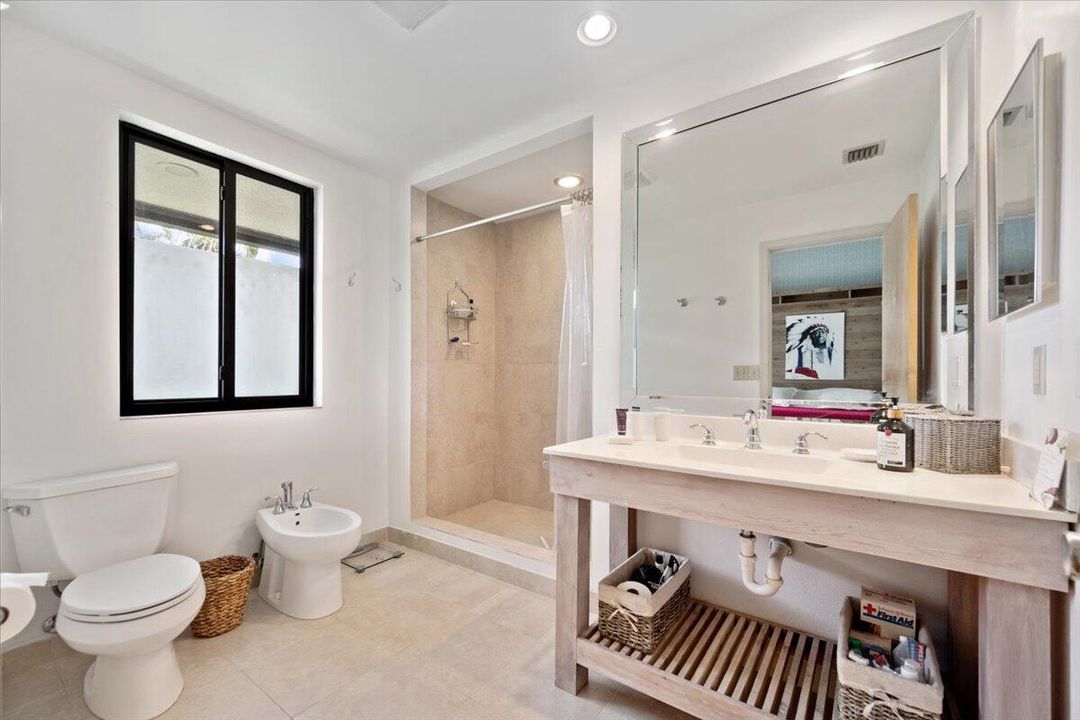 Active With Contract: $1,100,000 (3 beds, 3 baths, 2183 Square Feet)