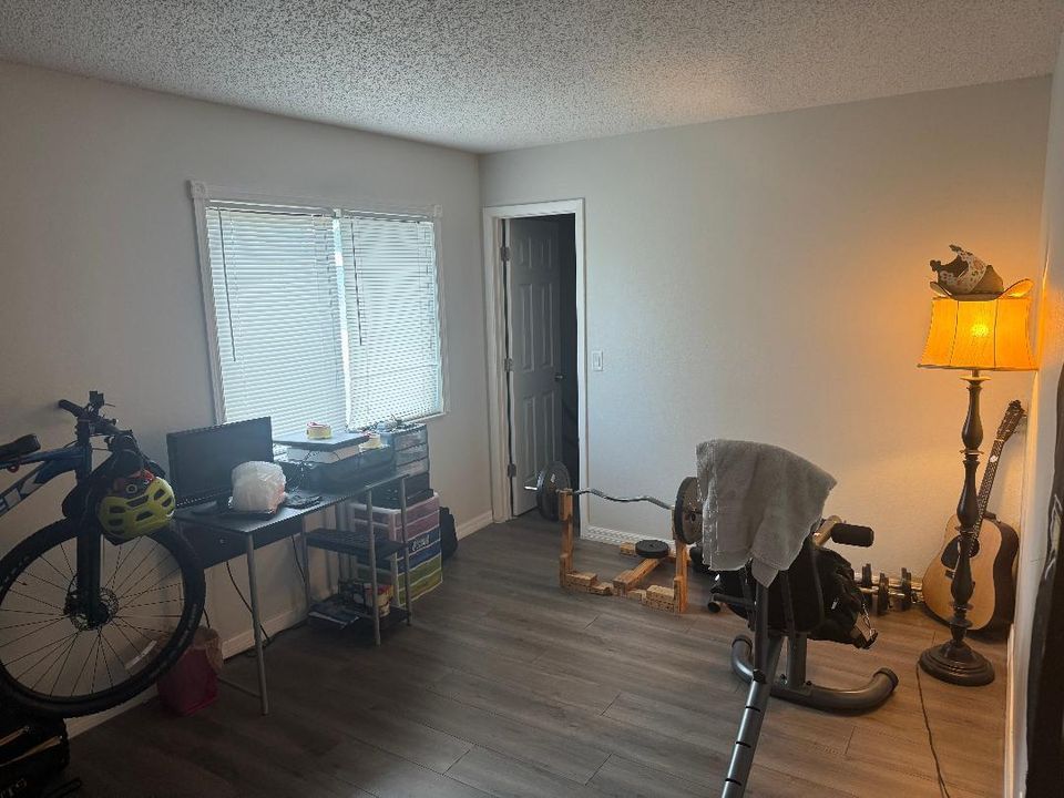 Под контрактом: $283,999 (2 спален, 1 ванн, 950 Квадратных фут)