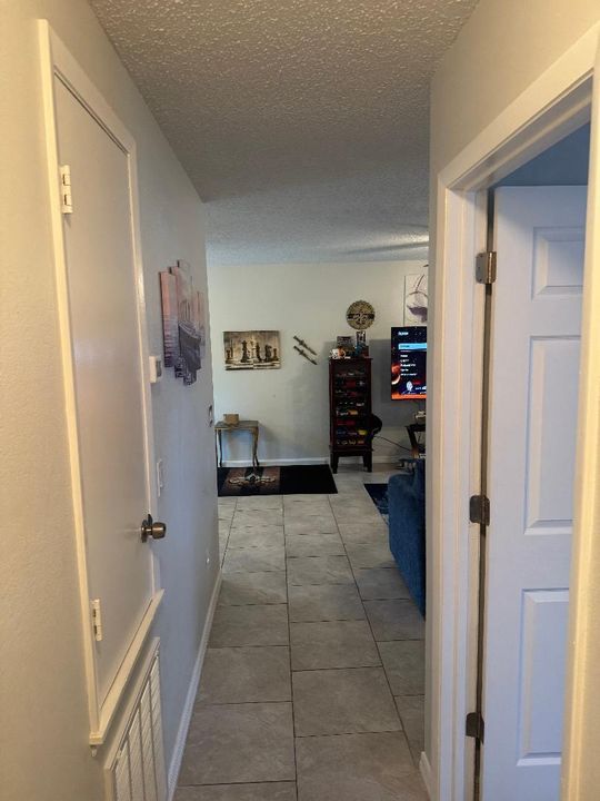 Под контрактом: $283,999 (2 спален, 1 ванн, 950 Квадратных фут)