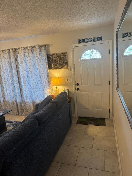 Под контрактом: $283,999 (2 спален, 1 ванн, 950 Квадратных фут)