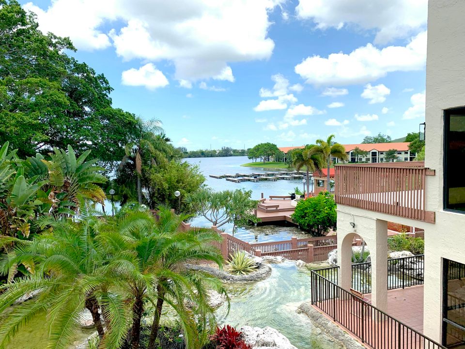 For Sale: $249,900 (2 beds, 2 baths, 1300 Square Feet)