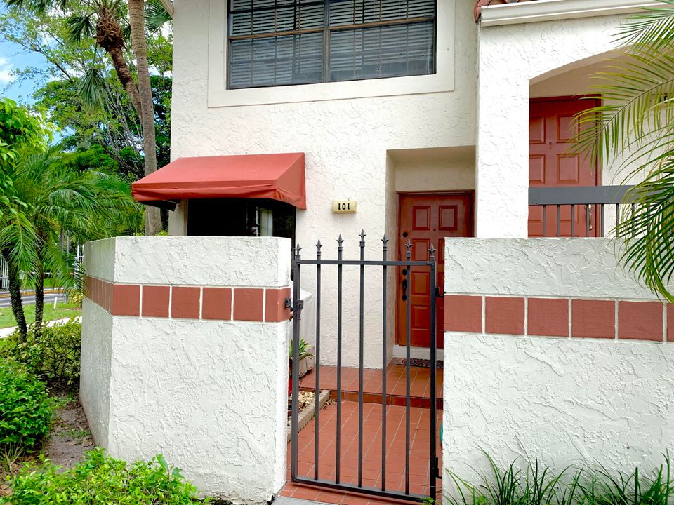 For Sale: $249,900 (2 beds, 2 baths, 1300 Square Feet)