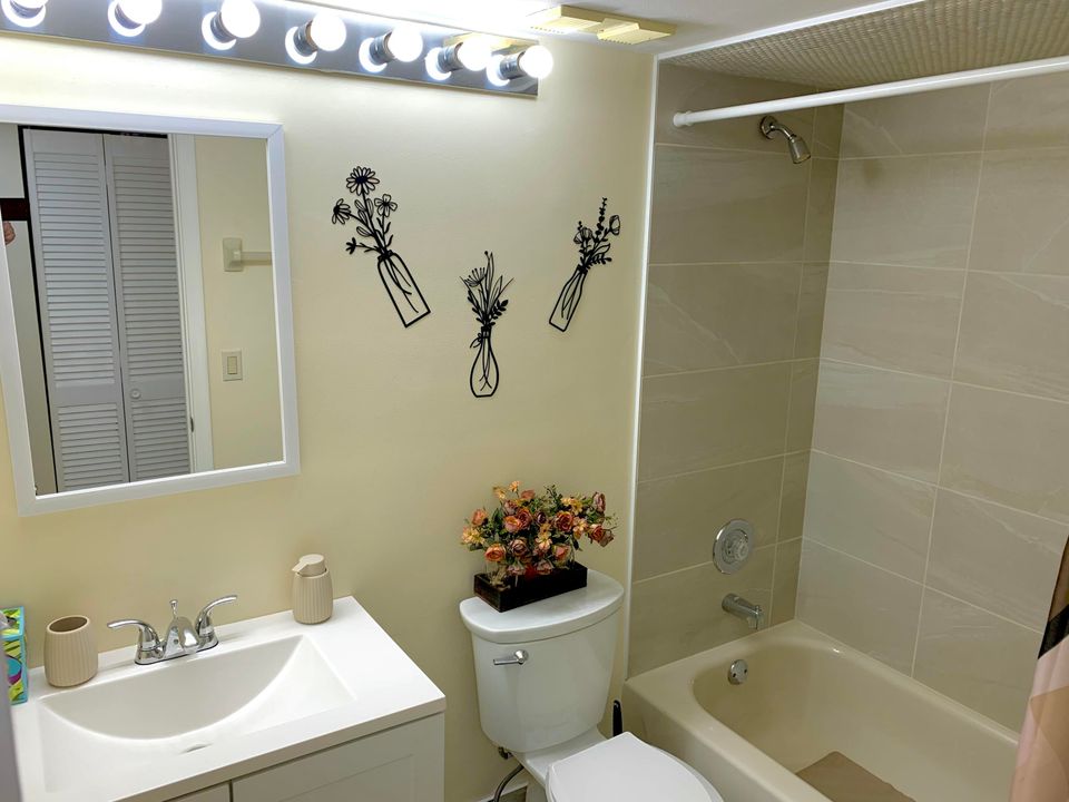 For Sale: $249,900 (2 beds, 2 baths, 1300 Square Feet)