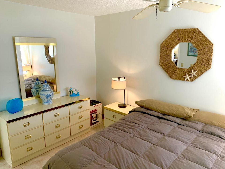 For Sale: $249,900 (2 beds, 2 baths, 1300 Square Feet)