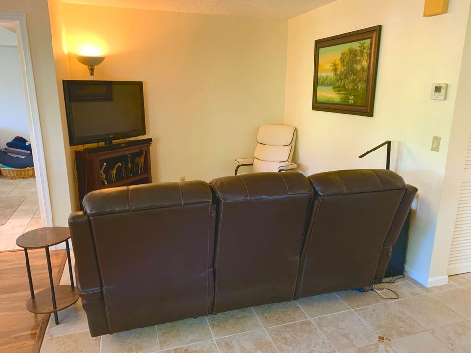 For Sale: $249,900 (2 beds, 2 baths, 1300 Square Feet)