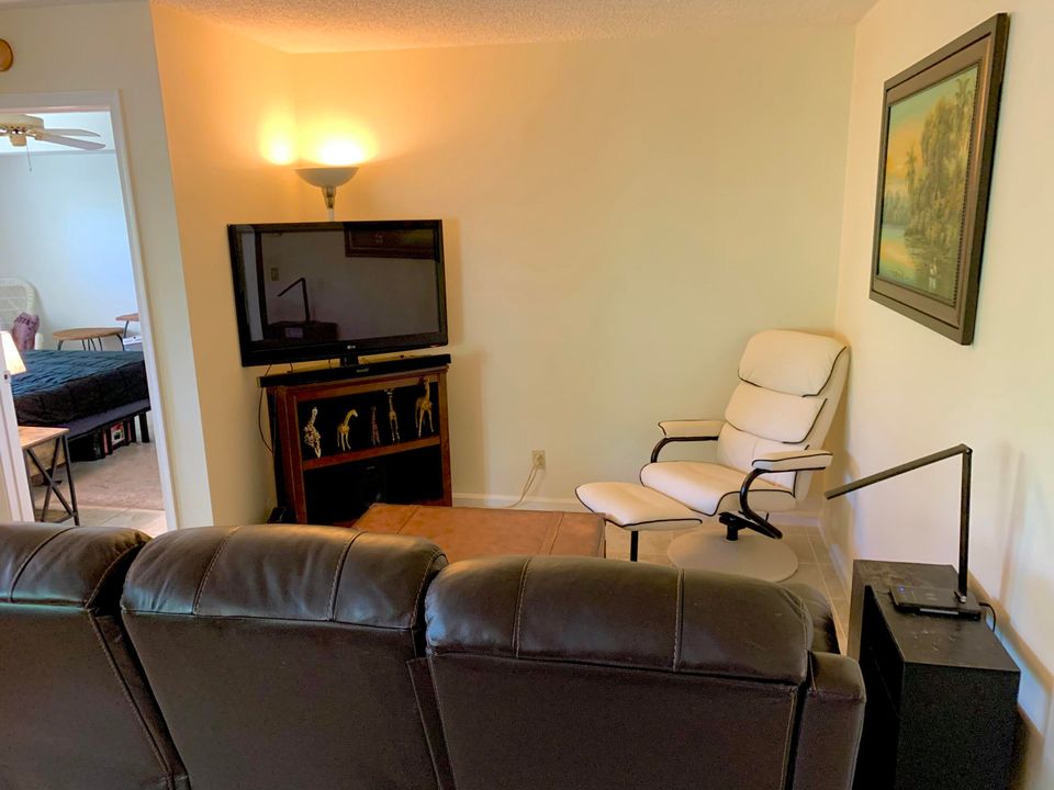 For Sale: $249,900 (2 beds, 2 baths, 1300 Square Feet)