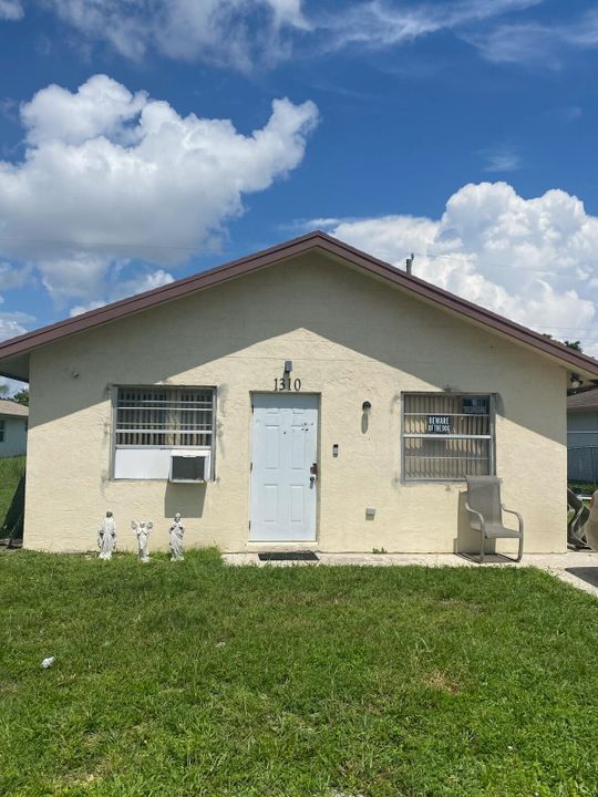 Active With Contract: $219,500 (2 beds, 1 baths, 864 Square Feet)