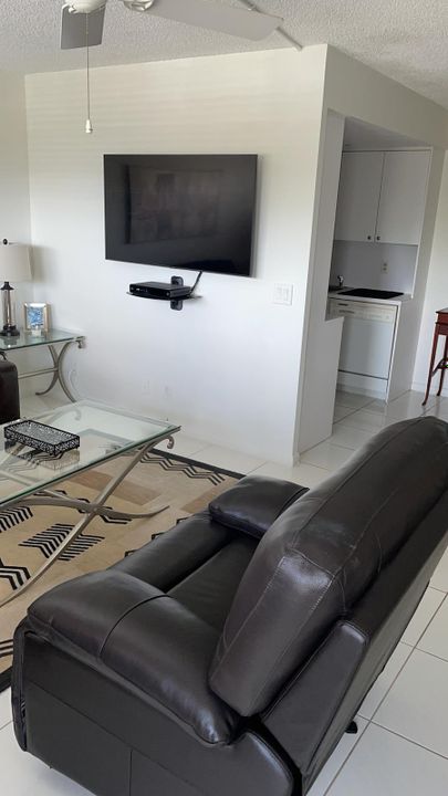 合同活跃: $2,700 (1 贝兹, 1 浴室, 738 平方英尺)