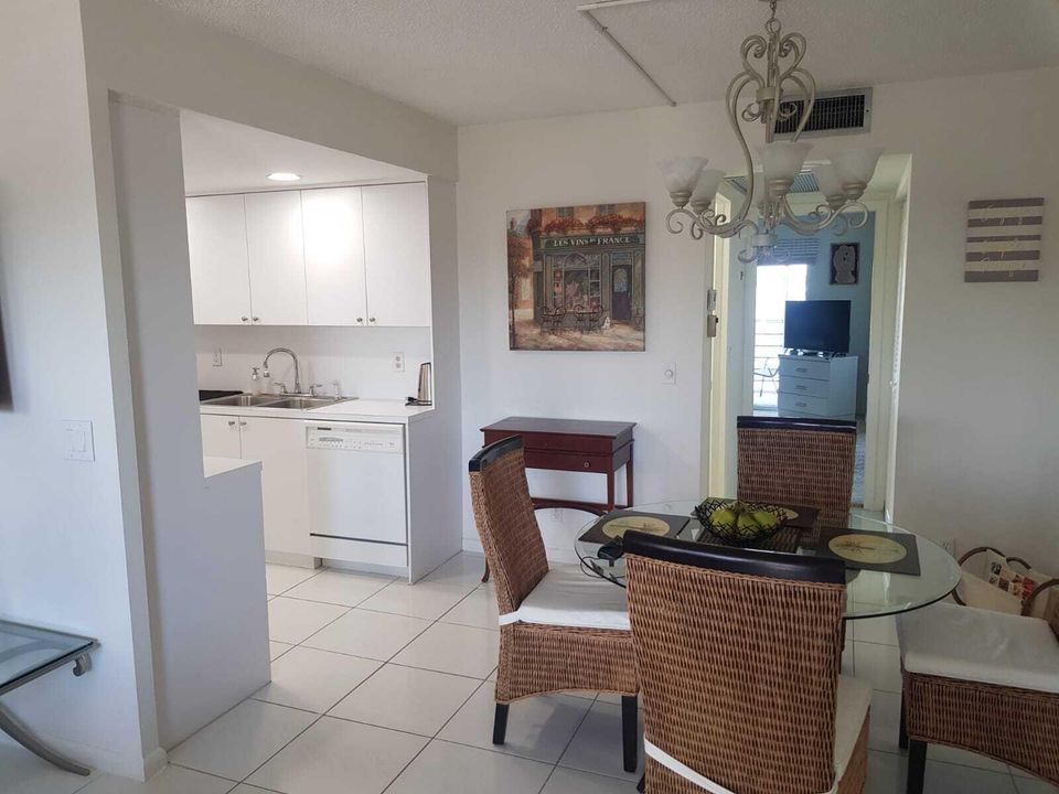 合同活跃: $2,700 (1 贝兹, 1 浴室, 738 平方英尺)