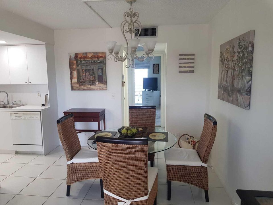 合同活跃: $2,700 (1 贝兹, 1 浴室, 738 平方英尺)