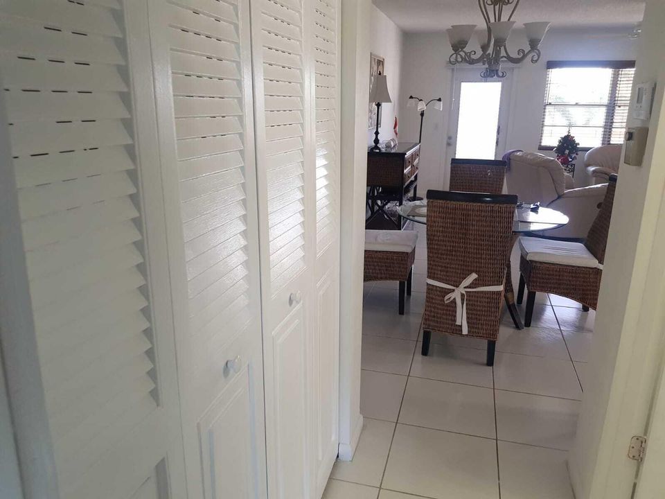 合同活跃: $2,700 (1 贝兹, 1 浴室, 738 平方英尺)