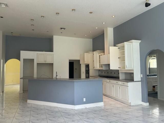 Под контрактом: $997,500 (3 спален, 3 ванн, 2796 Квадратных фут)