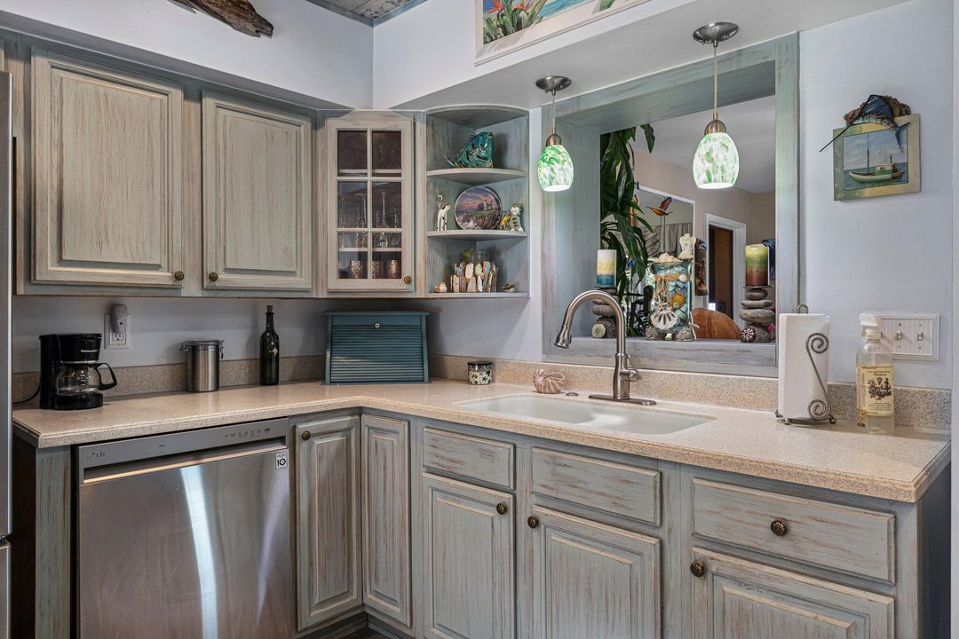 Под контрактом: $1,500,000 (4 спален, 5 ванн, 3534 Квадратных фут)