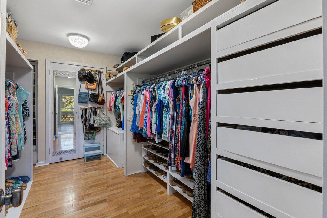 Под контрактом: $1,500,000 (4 спален, 5 ванн, 3534 Квадратных фут)