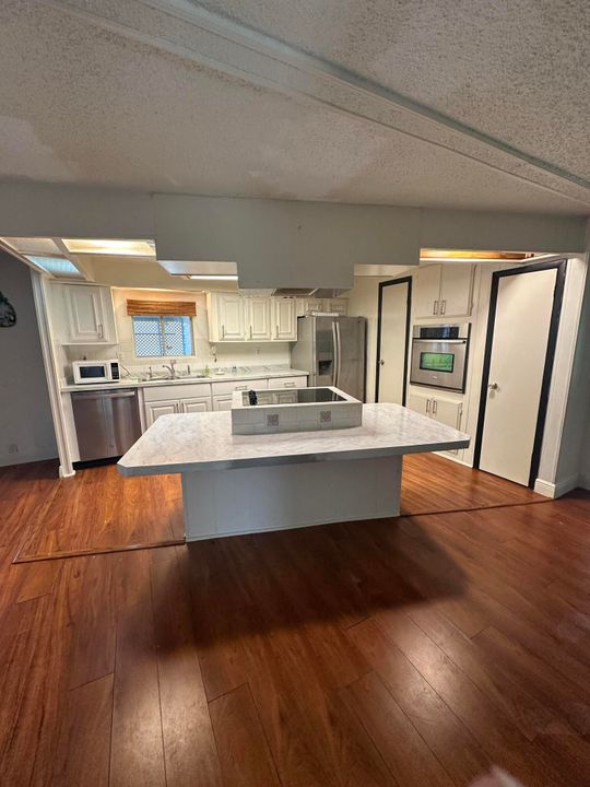 Под контрактом: $35,000 (2 спален, 2 ванн, 1344 Квадратных фут)