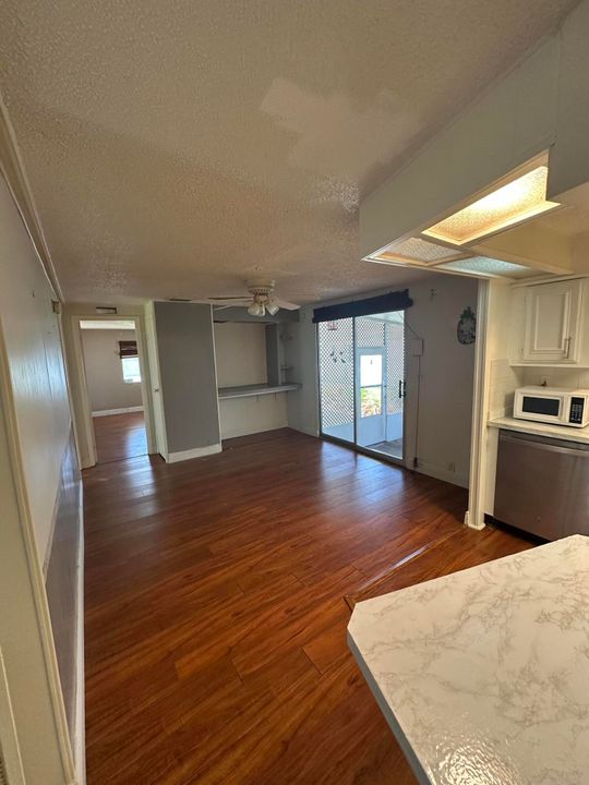 Под контрактом: $35,000 (2 спален, 2 ванн, 1344 Квадратных фут)