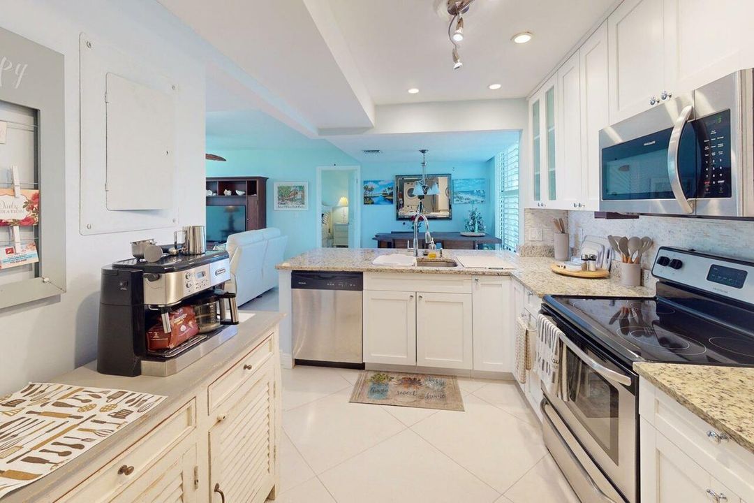 合同活跃: $361,900 (2 贝兹, 2 浴室, 1211 平方英尺)