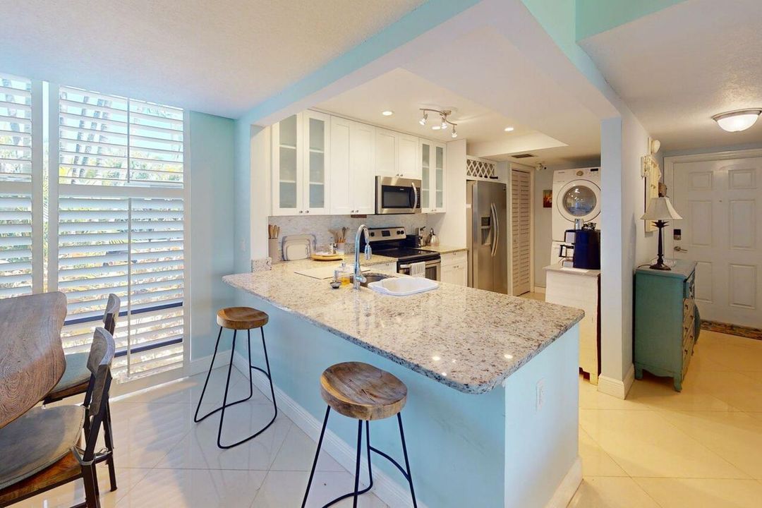 合同活跃: $361,900 (2 贝兹, 2 浴室, 1211 平方英尺)