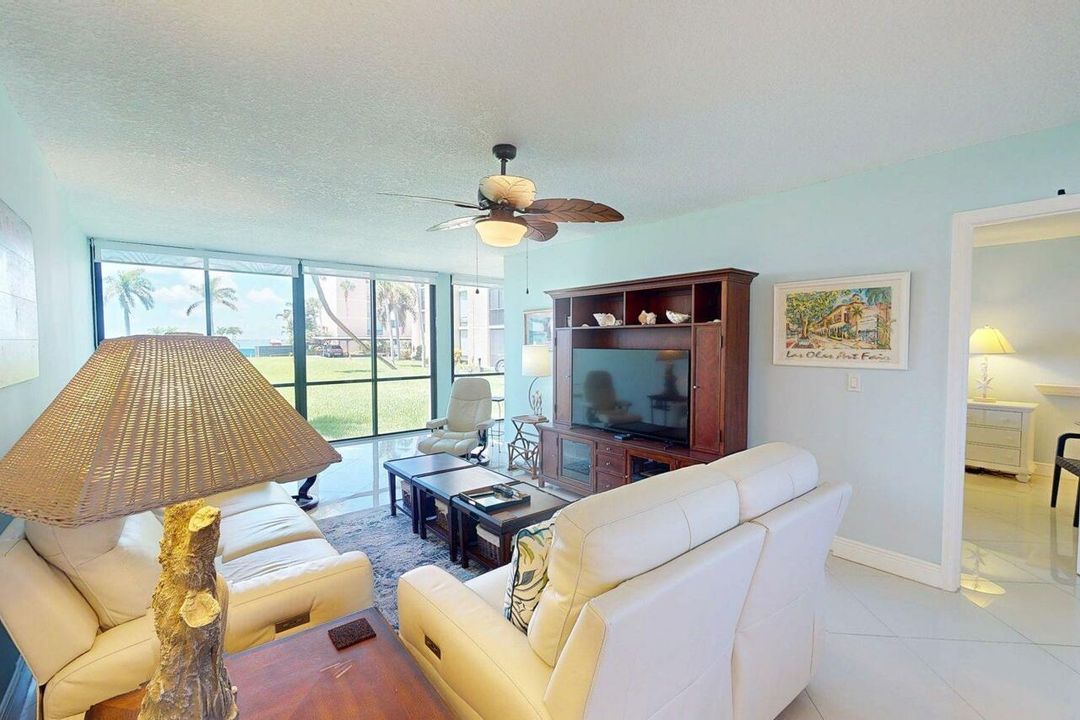 合同活跃: $361,900 (2 贝兹, 2 浴室, 1211 平方英尺)