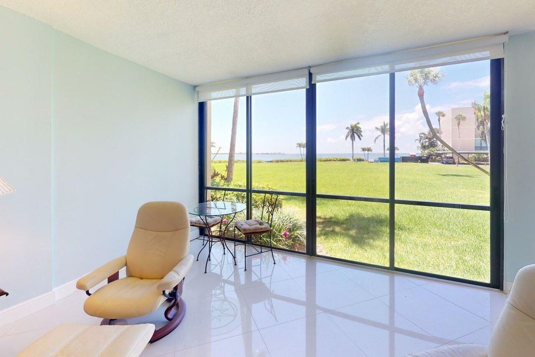 合同活跃: $361,900 (2 贝兹, 2 浴室, 1211 平方英尺)