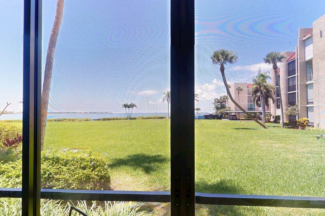 合同活跃: $361,900 (2 贝兹, 2 浴室, 1211 平方英尺)