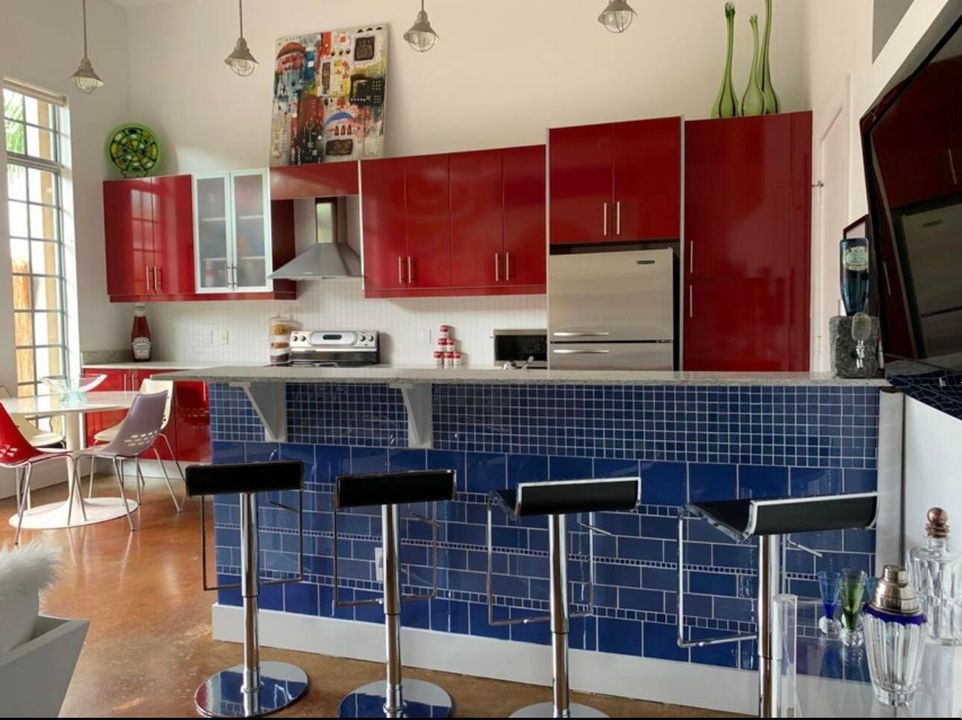 Activo con contrato: $5,200 (1 camas, 1 baños, 860 Pies cuadrados)