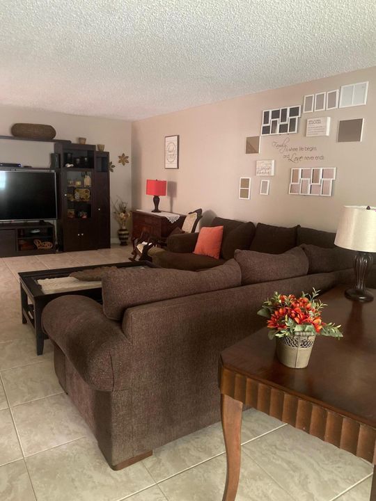 Под контрактом: $195,000 (2 спален, 2 ванн, 1323 Квадратных фут)