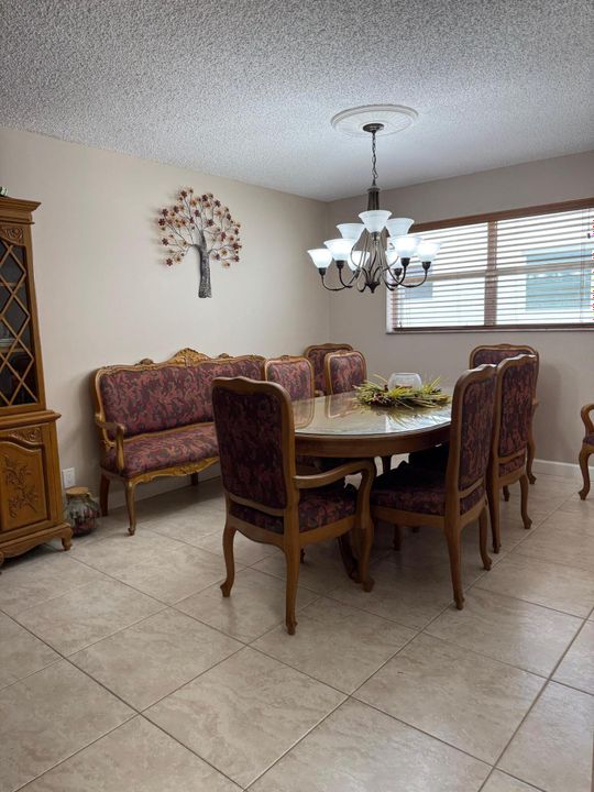 Под контрактом: $195,000 (2 спален, 2 ванн, 1323 Квадратных фут)