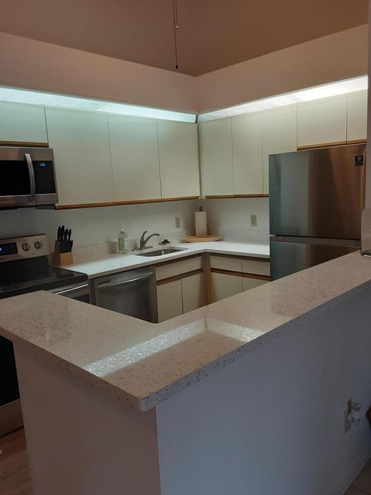 Activo con contrato: $2,350 (2 camas, 2 baños, 1035 Pies cuadrados)