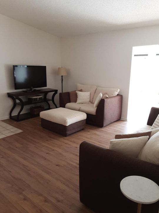 Activo con contrato: $2,350 (2 camas, 2 baños, 1035 Pies cuadrados)