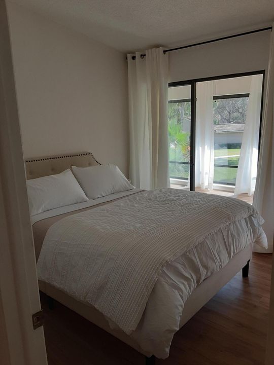 Activo con contrato: $2,350 (2 camas, 2 baños, 1035 Pies cuadrados)