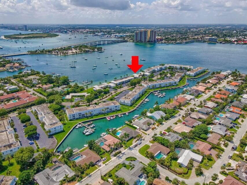 Active With Contract: $2,625 (2 beds, 2 baths, 1065 Square Feet)