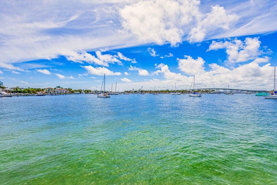 Active With Contract: $2,625 (2 beds, 2 baths, 1065 Square Feet)