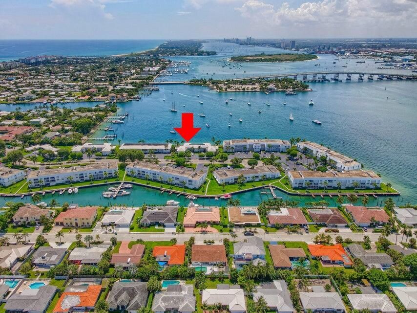 Active With Contract: $2,625 (2 beds, 2 baths, 1065 Square Feet)