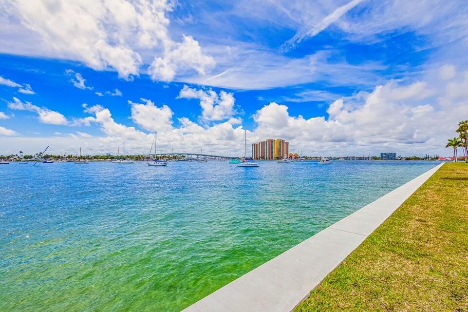 Active With Contract: $2,625 (2 beds, 2 baths, 1065 Square Feet)