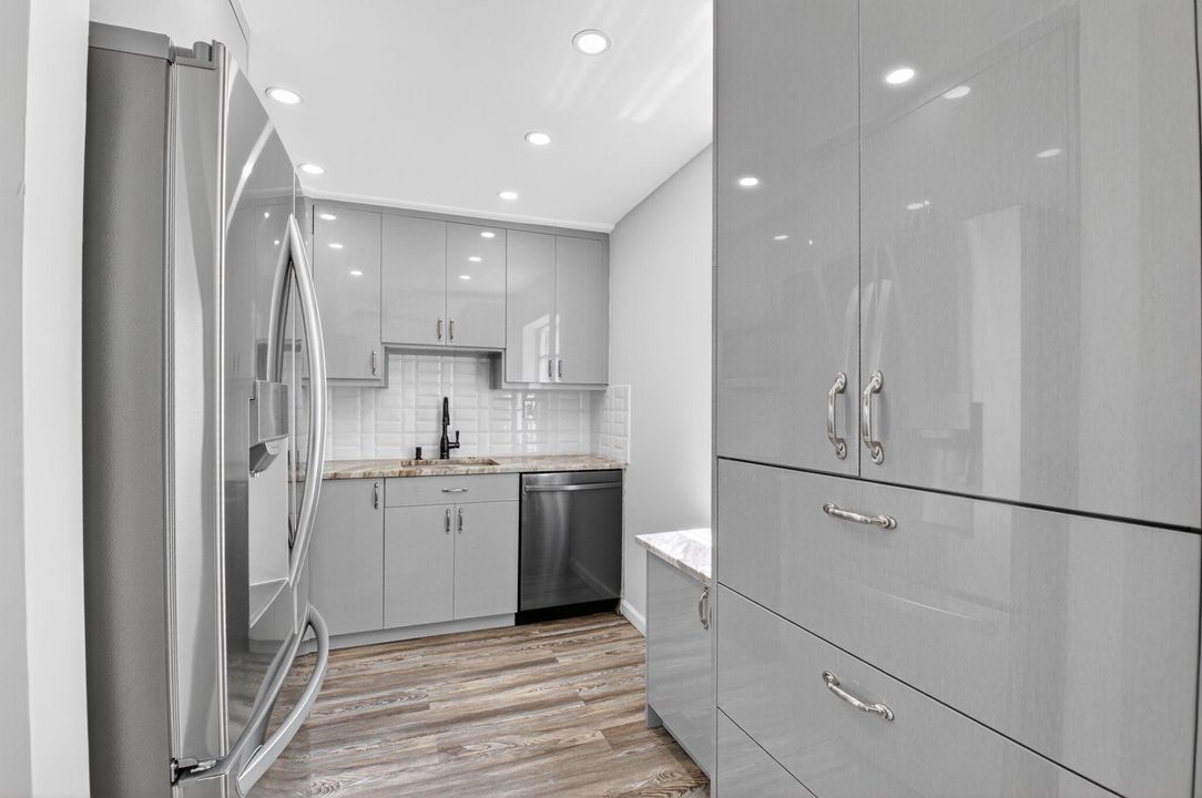 For Sale: $90,000 (2 beds, 2 baths, 907 Square Feet)