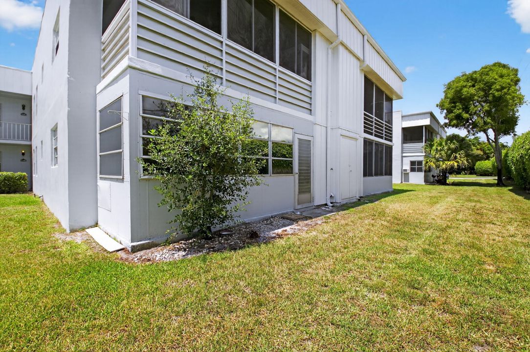 For Sale: $90,000 (2 beds, 2 baths, 907 Square Feet)