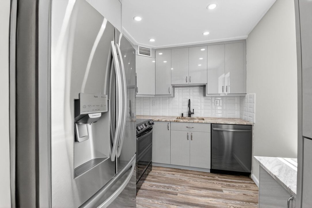 For Sale: $90,000 (2 beds, 2 baths, 907 Square Feet)