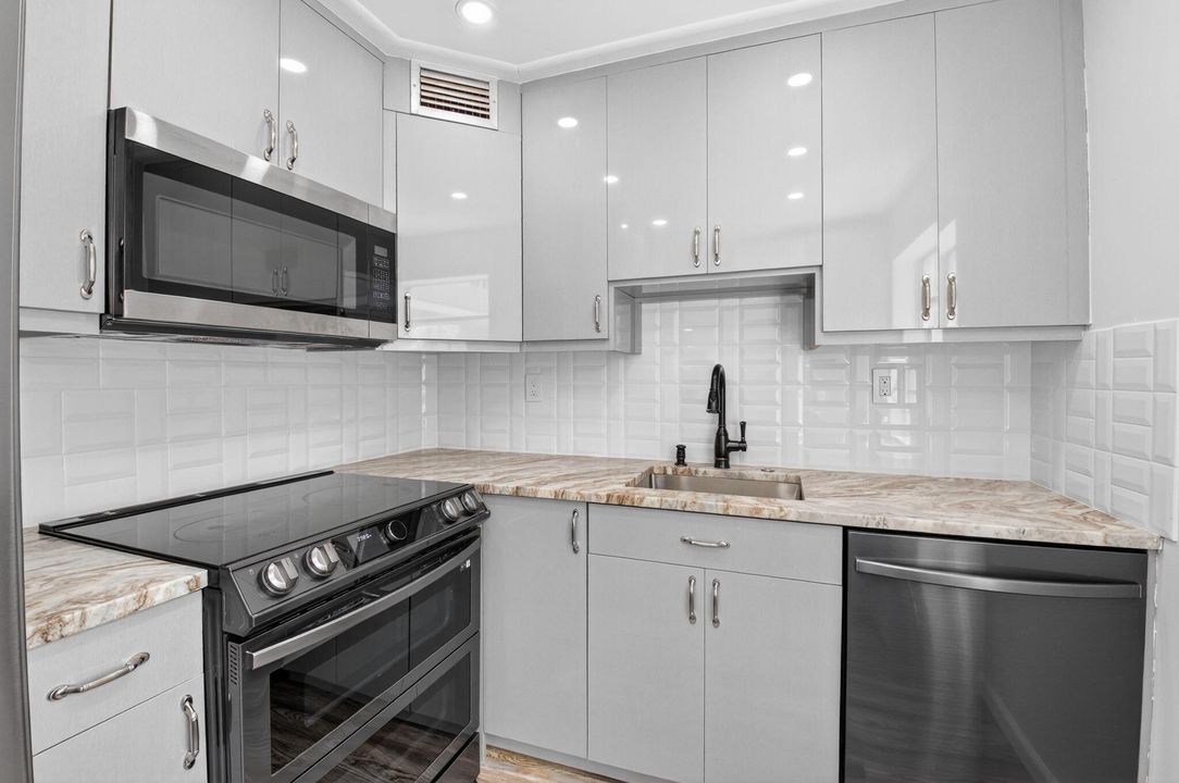 For Sale: $90,000 (2 beds, 2 baths, 907 Square Feet)