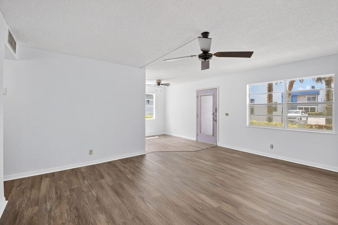 For Sale: $90,000 (2 beds, 2 baths, 907 Square Feet)