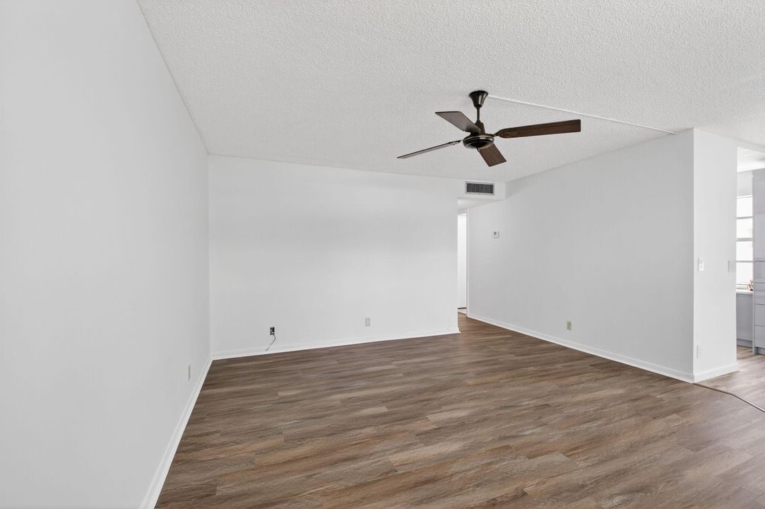 For Sale: $90,000 (2 beds, 2 baths, 907 Square Feet)