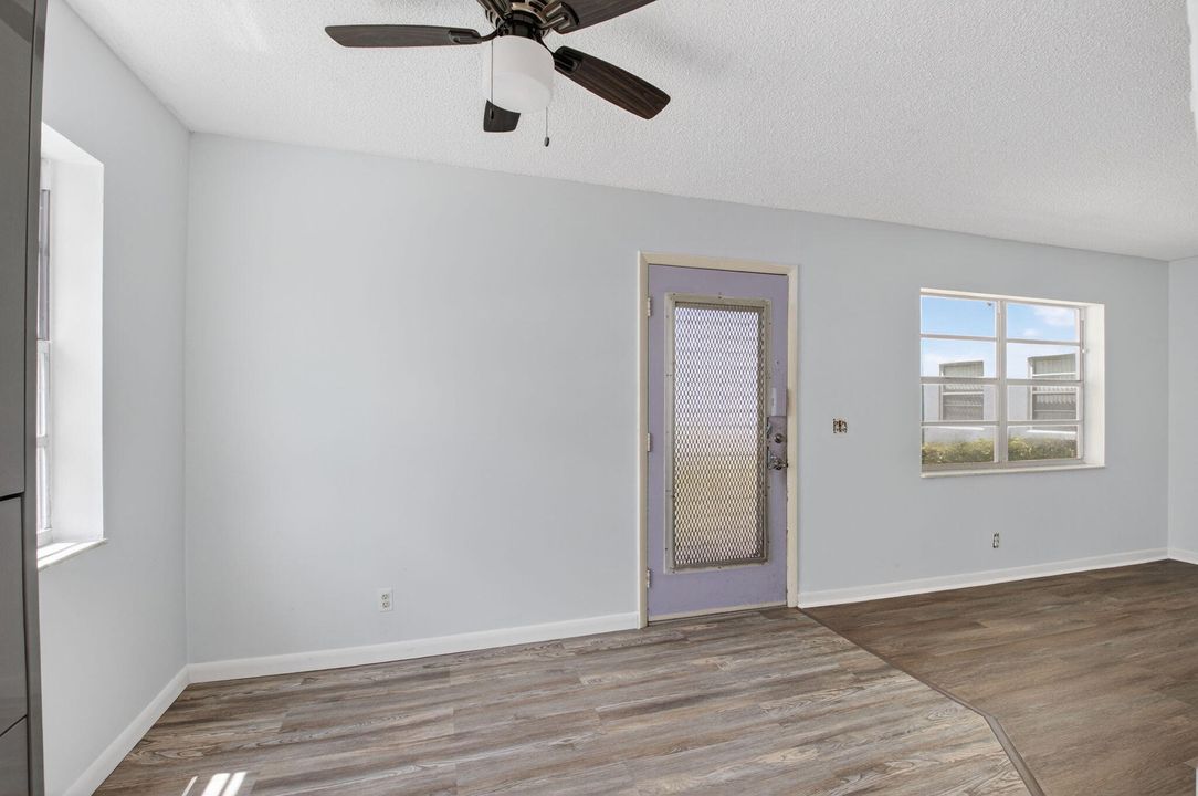 For Sale: $90,000 (2 beds, 2 baths, 907 Square Feet)