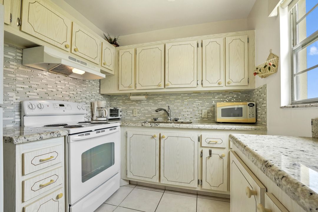 For Sale: $110,000 (2 beds, 1 baths, 840 Square Feet)