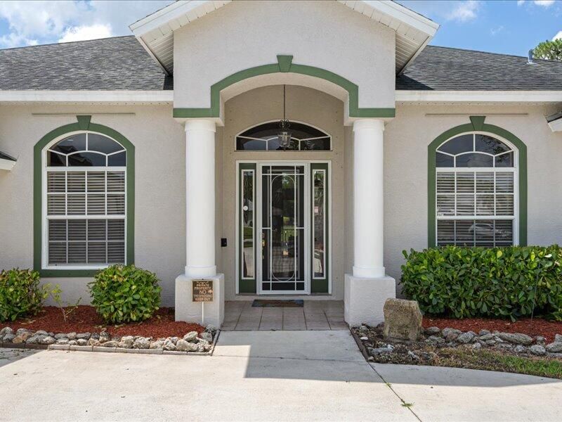 En Venta: $695,000 (3 camas, 2 baños, 2800 Pies cuadrados)