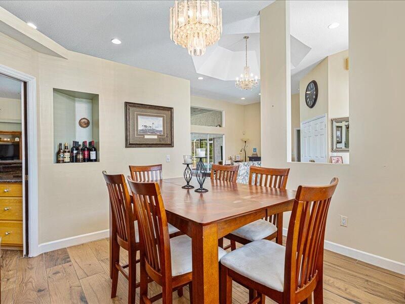 En Venta: $695,000 (3 camas, 2 baños, 2800 Pies cuadrados)