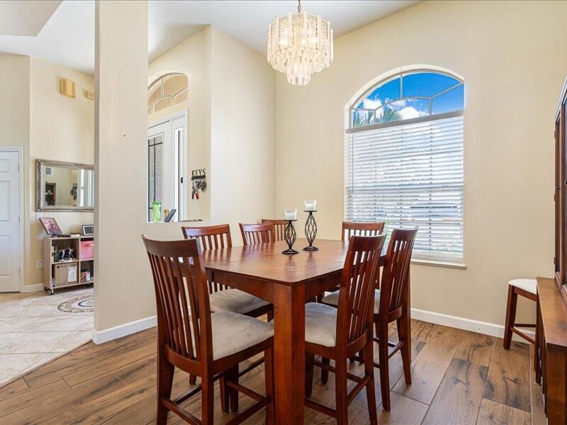 En Venta: $695,000 (3 camas, 2 baños, 2800 Pies cuadrados)