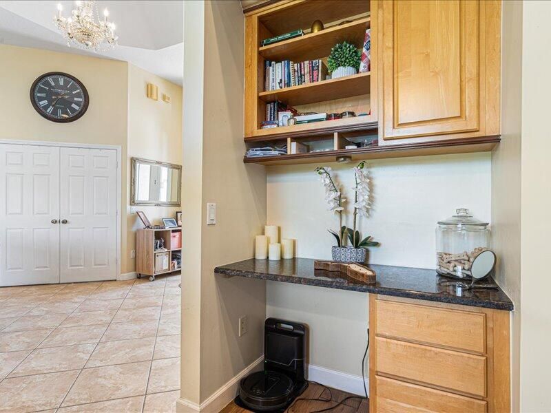 En Venta: $695,000 (3 camas, 2 baños, 2800 Pies cuadrados)