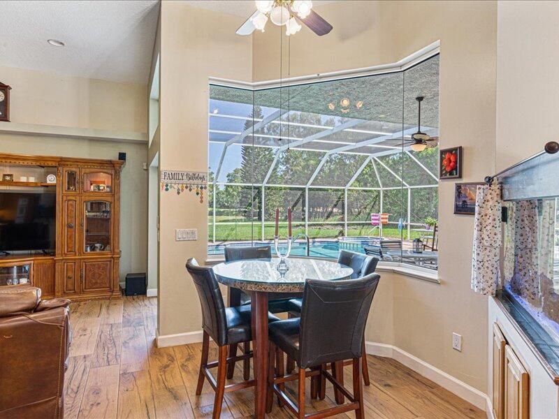 En Venta: $695,000 (3 camas, 2 baños, 2800 Pies cuadrados)